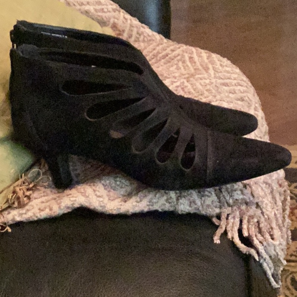 Rockport Black leather suede cut-outs kitty heel zipper in back pointed toes. 7